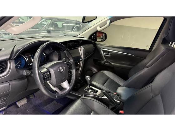 TOYOTA HILUX SW4 2.8 D-4D TURBO DIESEL SRX PLATINUM 4X4 AUTOMÁTICO